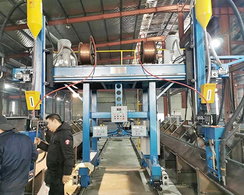 Double cantilever submerged arc welding machine for H-beam